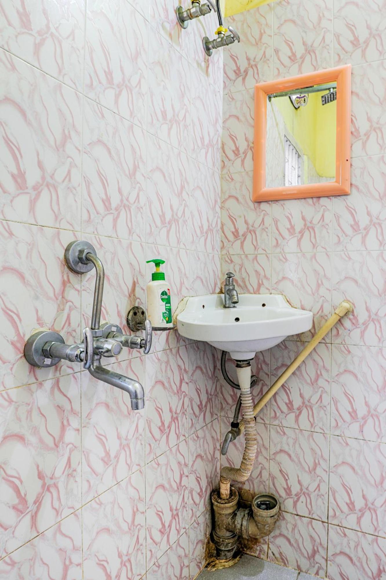 Green Vista Homestay Гувахати Экстерьер фото